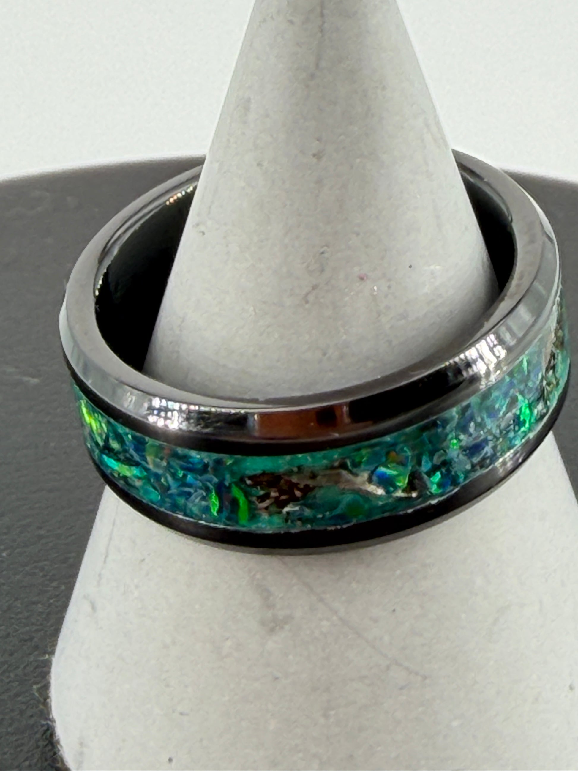 🇩🇪 Deutsch
„Dracoopalus Relic – handgefertigter Ring aus schwarzer Keramik mit schimmerndem grünem Opal in Drachenschuppen-Optik, Meteoritensplittern und feinen Kupferakzenten.“
🇬🇧 English
„Dracoopalus Relic – handcrafted ring in black ceramic with shimmering green dragon-scale opal, meteorite fragments and delicate copper highlights.“