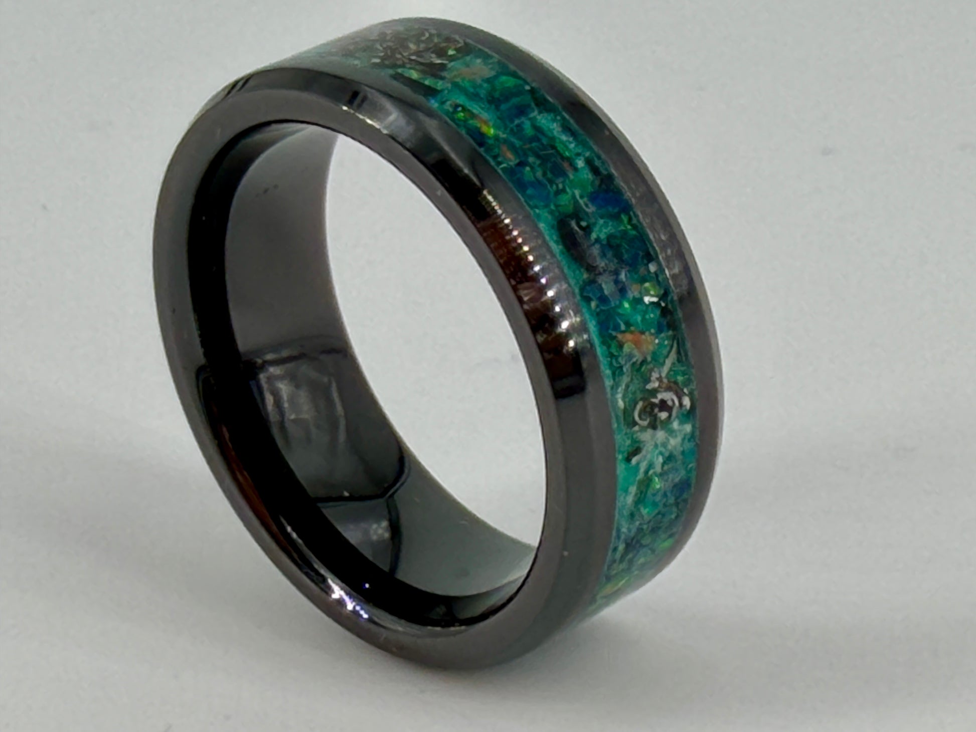 🇩🇪 Deutsch
„Dracoopalus Relic – handgefertigter Ring aus schwarzer Keramik mit schimmerndem grünem Opal in Drachenschuppen-Optik, Meteoritensplittern und feinen Kupferakzenten.“
🇬🇧 English
„Dracoopalus Relic – handcrafted ring in black ceramic with shimmering green dragon-scale opal, meteorite fragments and delicate copper highlights.“