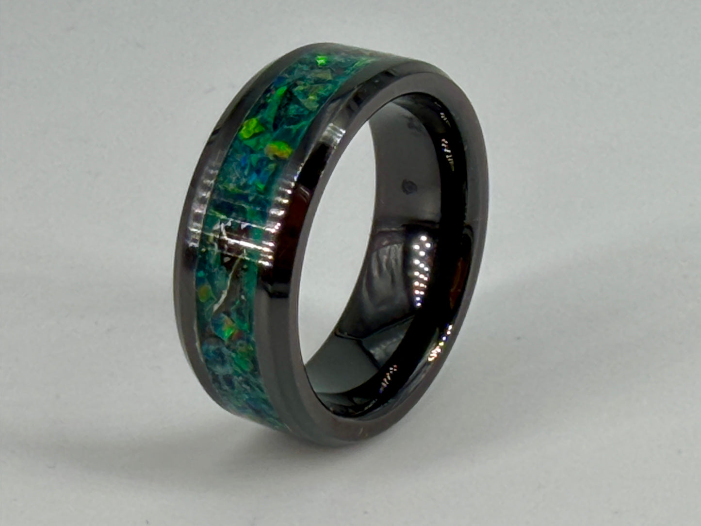 🇩🇪 Deutsch
„Dracoopalus Relic – handgefertigter Ring aus schwarzer Keramik mit schimmerndem grünem Opal in Drachenschuppen-Optik, Meteoritensplittern und feinen Kupferakzenten.“
🇬🇧 English
„Dracoopalus Relic – handcrafted ring in black ceramic with shimmering green dragon-scale opal, meteorite fragments and delicate copper highlights.“