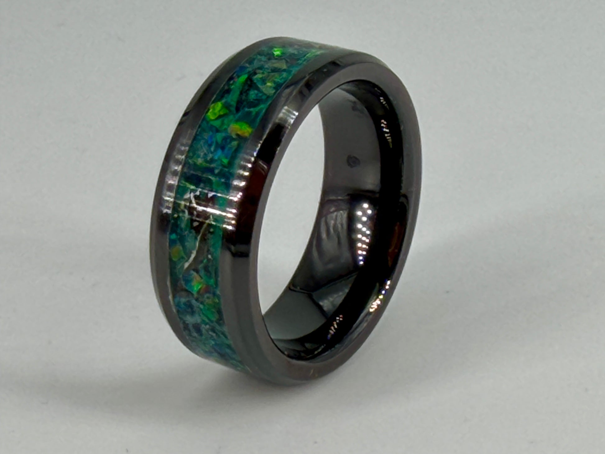 🇩🇪 Deutsch
„Dracoopalus Relic – handgefertigter Ring aus schwarzer Keramik mit schimmerndem grünem Opal in Drachenschuppen-Optik, Meteoritensplittern und feinen Kupferakzenten.“
🇬🇧 English
„Dracoopalus Relic – handcrafted ring in black ceramic with shimmering green dragon-scale opal, meteorite fragments and delicate copper highlights.“