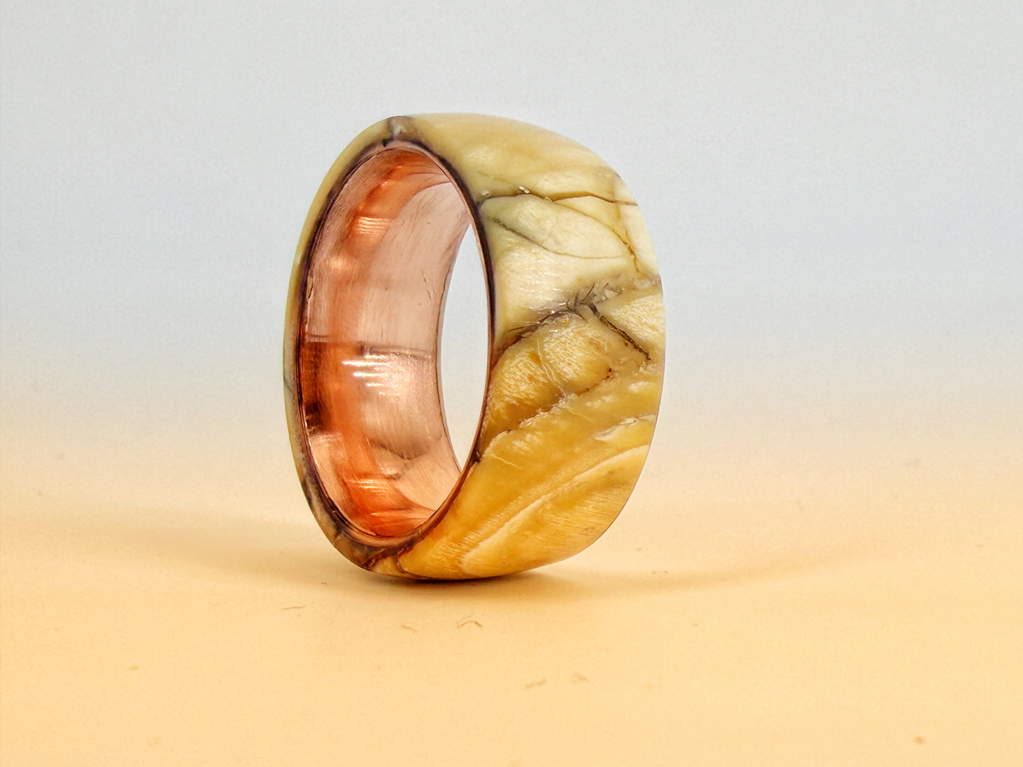 Ring aus echtem, zertifiziertem Mammut-Elfenbein – handgefertigtes Signature-Stück von Artinrings.