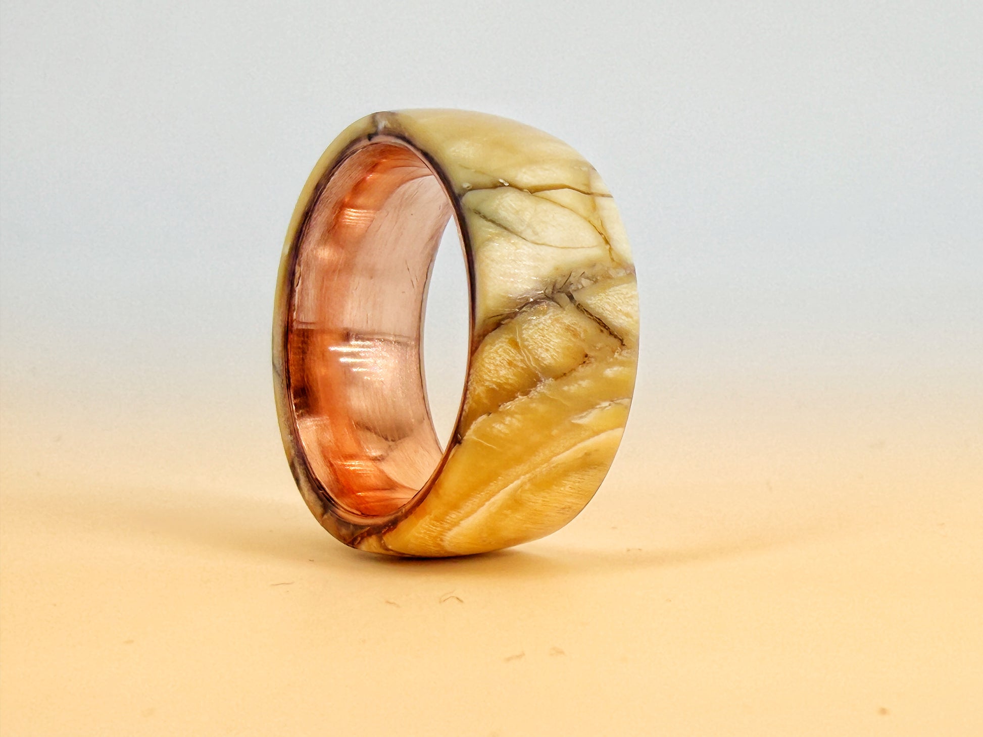 Ring aus echtem, zertifiziertem Mammut-Elfenbein – handgefertigtes Signature-Stück von Artinrings.