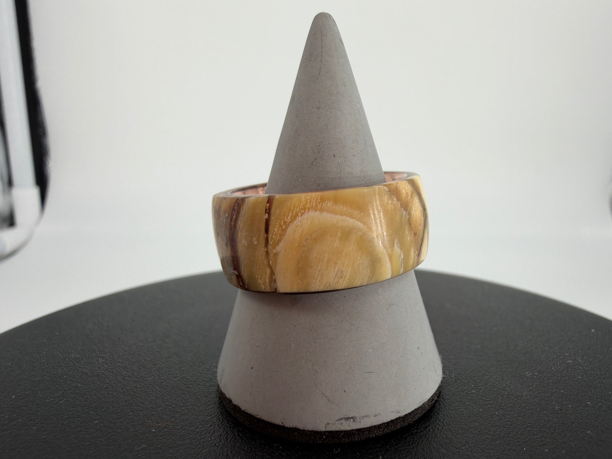 Ring aus echtem, zertifiziertem Mammut-Elfenbein – handgefertigtes Signature-Stück von Artinrings.