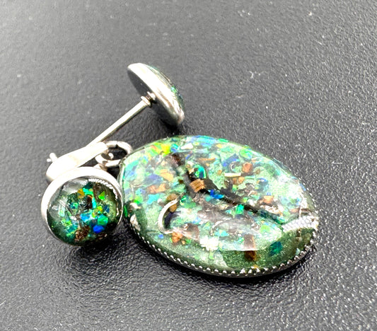 Kleines Amulett aus Edelstahl mit transparentem Kunstharz, grün schimmernden Opalfragmenten und feinen Stücken fossilen Mammuts (mit Zertifikat) – ein handgefertigtes Unikat aus Nathalies Atelier, das Erde, Zeit und Licht vereint.