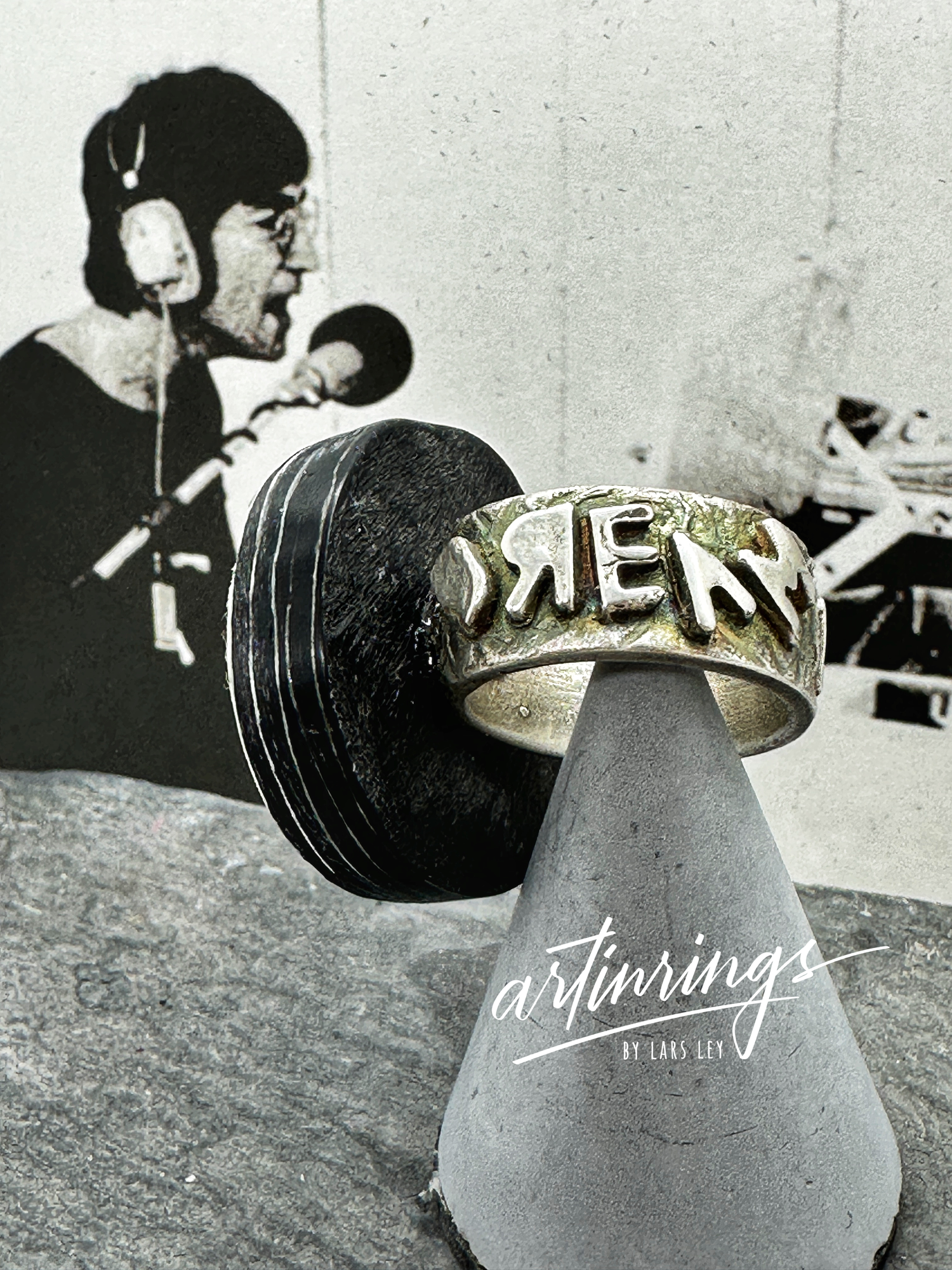 Kunst-Ringskulptur „John’s Dream“ aus Sterlingsilber mit Fragment einer Vinyl-Schallplatte („Imagine“), handgefertigt im Atelier Artinrings.