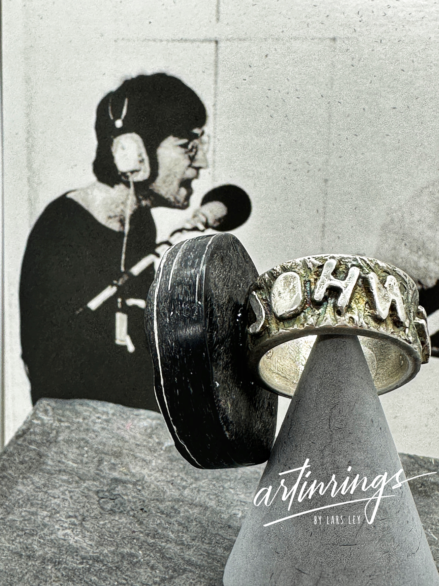 Kunst-Ringskulptur „John’s Dream“ aus Sterlingsilber mit Fragment einer Vinyl-Schallplatte („Imagine“), handgefertigt im Atelier Artinrings.