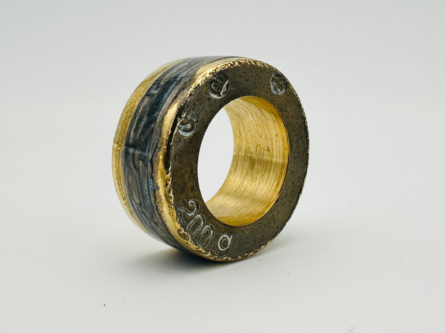 🇩🇪 Ring „Hunger“ aus historischem Kalibriergewicht, gefüllt mit verbranntem Reis und Asche – Four Horsemen of the Apocalypse.
🇫🇷 Bague « Hunger » en poids étalon historique, remplie de riz brûlé et de cendres – Four Horsemen of the Apocalypse.
🇬🇧 “Hunger” ring from historic calibration weight, filled with scorched rice and ashes – Four Horsemen of the Apocalypse.
