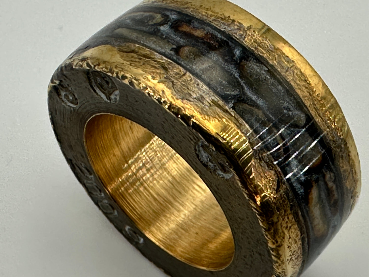 🇩🇪 Detailansicht: verbrannter Reis und Asche im Inneren des Hunger-Rings, versiegelt in Harz.
🇫🇷 Détail : riz brûlé et cendres à l’intérieur de la bague Hunger, scellés dans la résine.
🇬🇧 Close-up: scorched rice and ashes inside the Hunger ring, sealed in resin.