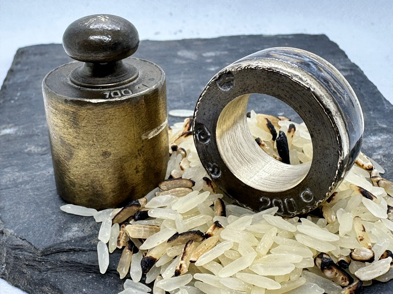 🇩🇪 Detail Gravur „200 g“ auf historischem Kalibriergewicht – Hunger-Ring, Apokalyptische Reiter.
🇫🇷 Détail gravure « 200 g » sur poids étalon historique – bague Hunger, Cavaliers de l’Apocalypse.
🇬🇧 Detail engraving “200 g” on historic calibration weight – Hunger ring, Four Horsemen of the Apocalypse.