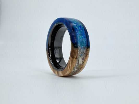 Handgefertigter Beach Ring aus Keramik mit türkisblauem Meersand, weißen Muschelfragmenten und schimmernden Opalsplittern. Inspiriert von einem Sommerstrand am Mittelmeer, gefertigt im Atelier Artinrings in Luxemburg.