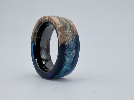 Ring „Mare Internum – Beach Edition“ aus Keramik mit Aufbau aus Holz, Sand, Muscheln und blauen Pigmenten, handgefertigt im Atelier Artinrings.