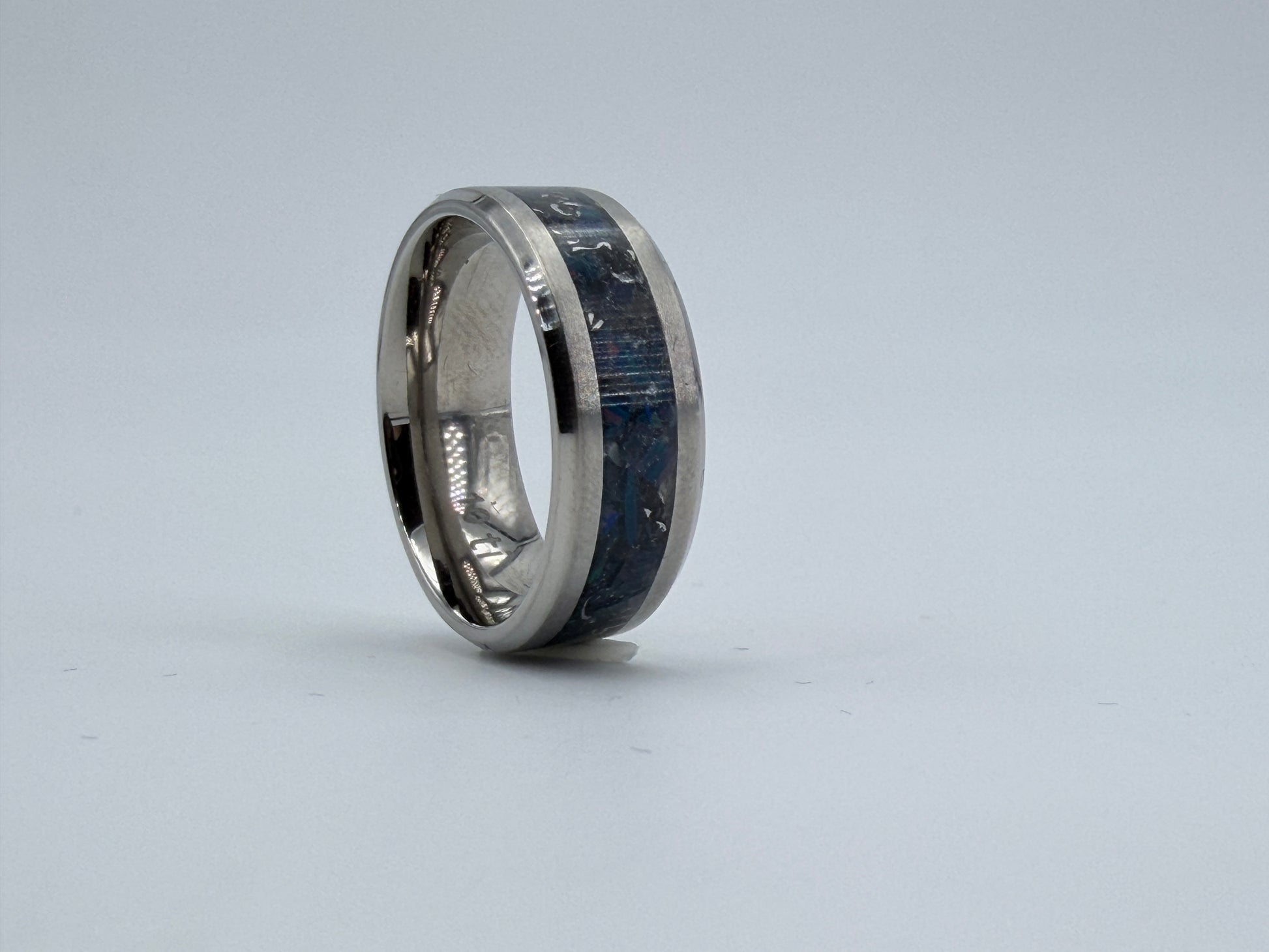 Kunstring aus Meteorit und blauem Opal – handgefertigt von Artinrings
