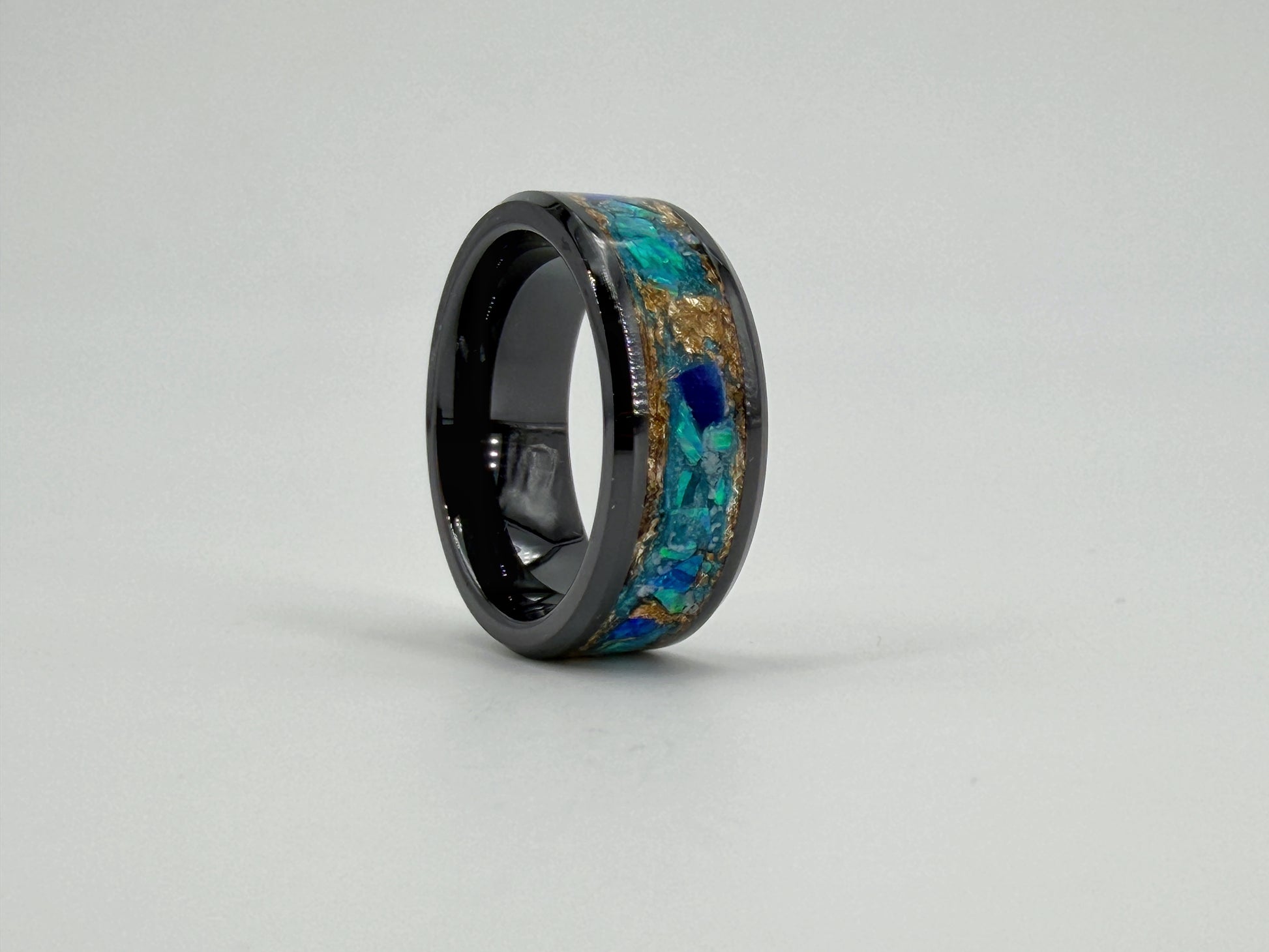 Handgefertigter Nocturn Aurum Ring mit tiefdunklen Farbtönen und goldenen Akzenten. Inspiriert von der Stille der Nacht und dem warmen Schimmer von Gold, vereint das Unikat Kontrast, Eleganz und Mystik.