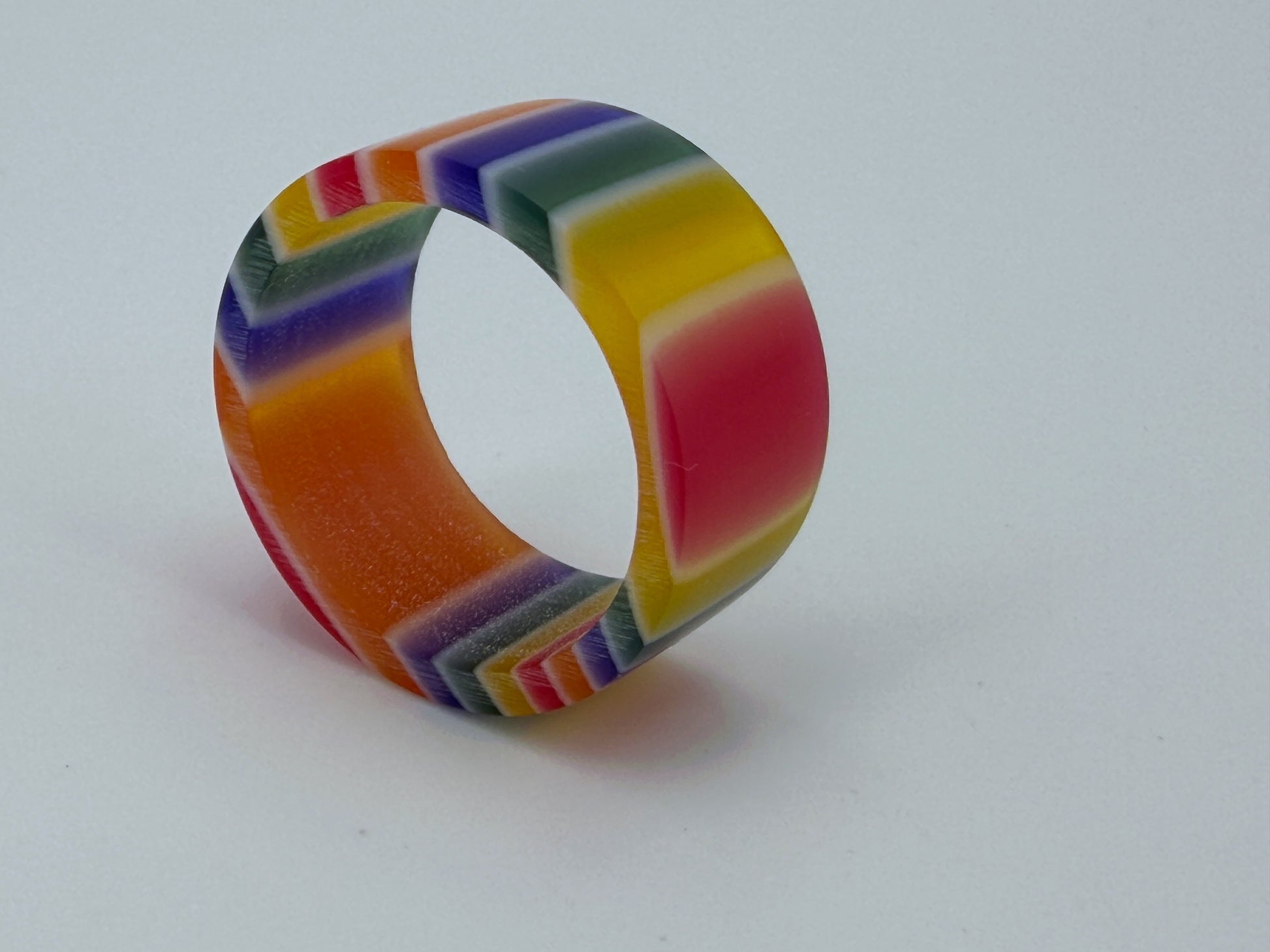 Pride Ring aus Kirinit – handgefertigter Regenbogenring