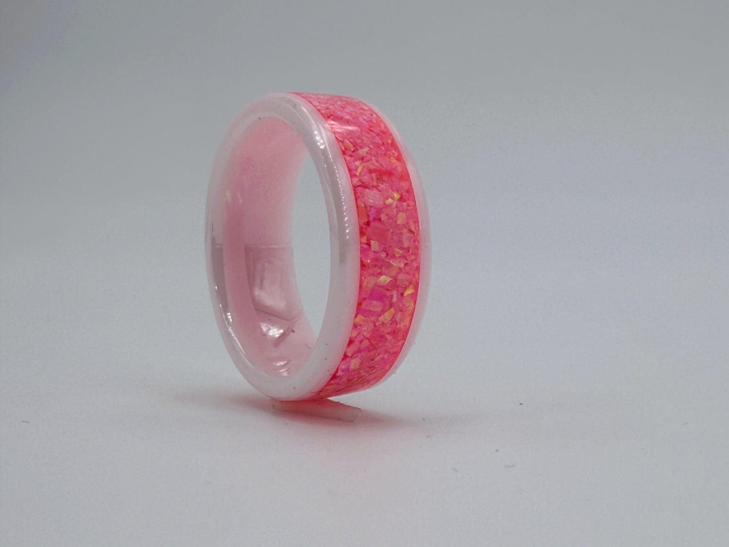Rose Flare – handgefertigter Kunstring mit pinkem Opal von Artinrings