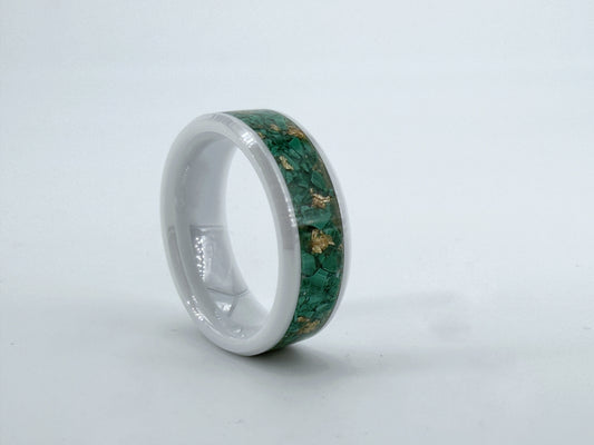 Viridis Aurea – handgefertigter Ring aus weißer Keramik mit grünem Stein aus Straßburg und Goldfolie, fotografiert vor weißem Hintergrund.