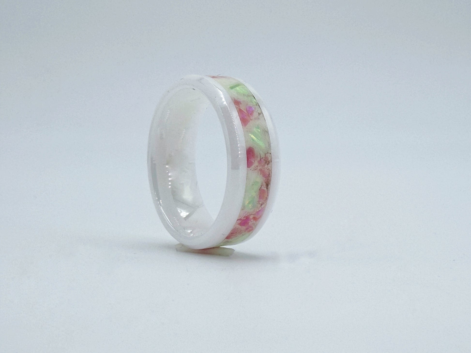 Handgefertigter Ring „Watermelon“ mit lebhaften Grün-, Rosa- und Rottönen, inspiriert von den frischen Farben einer Wassermelone. Das Unikat vereint sommerliche Leichtigkeit, verspielte Eleganz und einen ausdrucksstarken Farbkontrast.