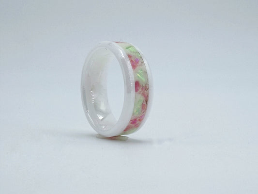 Handgefertigter Ring „Watermelon“ mit lebhaften Grün-, Rosa- und Rottönen, inspiriert von den frischen Farben einer Wassermelone. Das Unikat vereint sommerliche Leichtigkeit, verspielte Eleganz und einen ausdrucksstarken Farbkontrast.