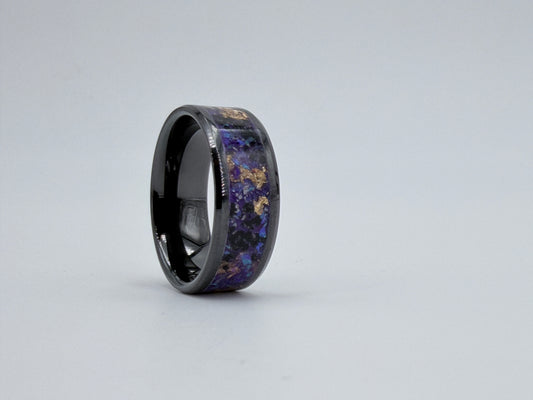 Schwarze Keramik gefüllt mit Opalen, Vulkansand und Goldblatt, handgefertigt im Atelier Artinrings.