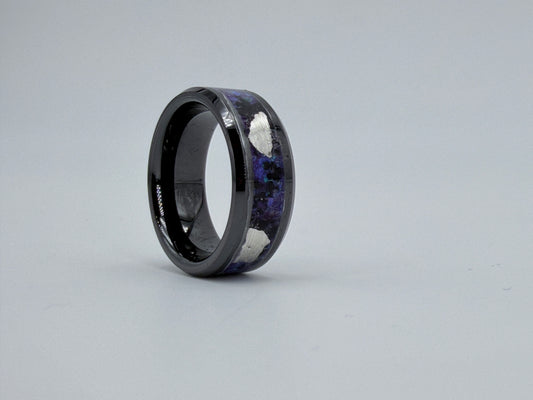 Ring aus schwarzer Keramik, gefüllt mit Opalen, Vulkansand und Silberblatt, handgefertigt im Atelier Artinrings.