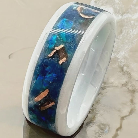 KI Video eines handgefertigter Ring Sunken Artefact aus Keramik, gefüllt mit blauen Opalen und eingearbeiteten Kupferfragmenten – einzigartiges Schmuckstück inspiriert von versunkenen Schätzen.