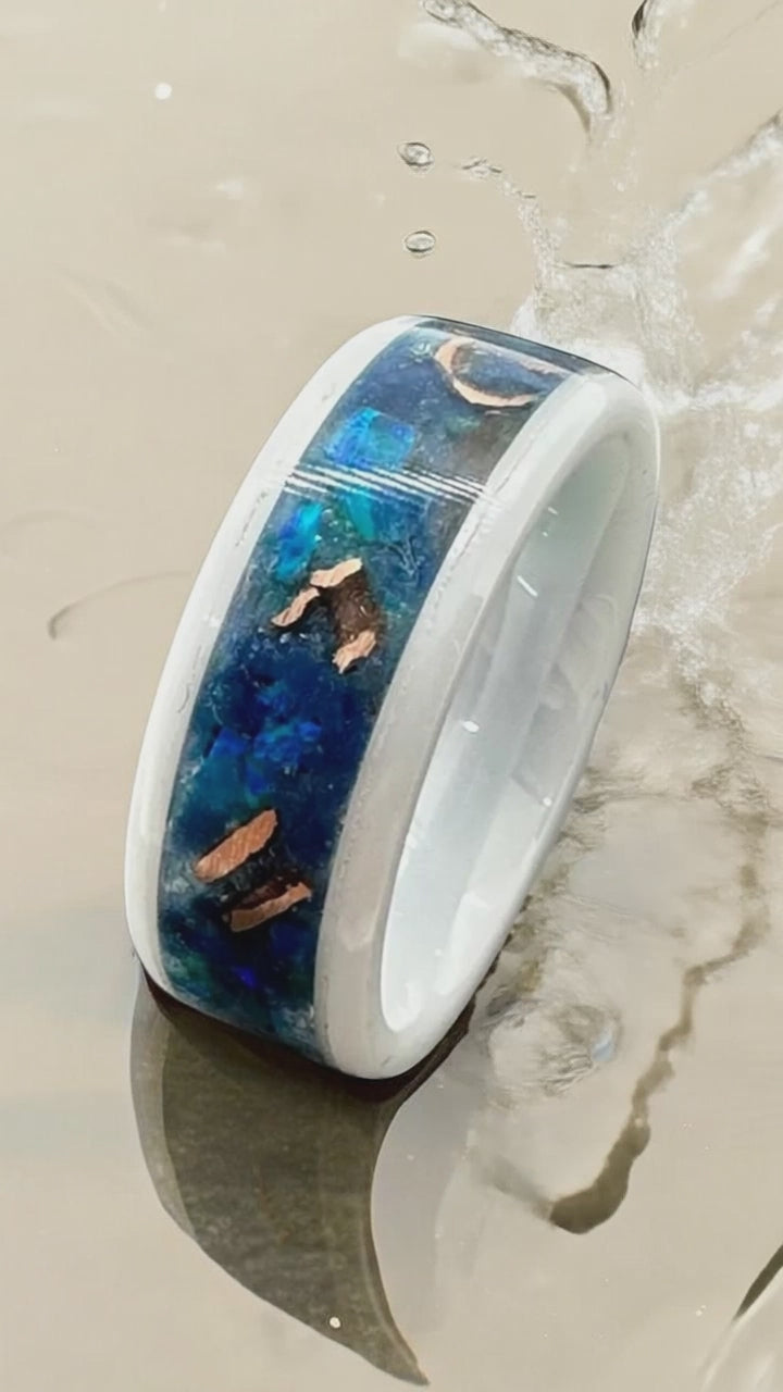 KI Video eines handgefertigter Ring Sunken Artefact aus Keramik, gefüllt mit blauen Opalen und eingearbeiteten Kupferfragmenten – einzigartiges Schmuckstück inspiriert von versunkenen Schätzen.